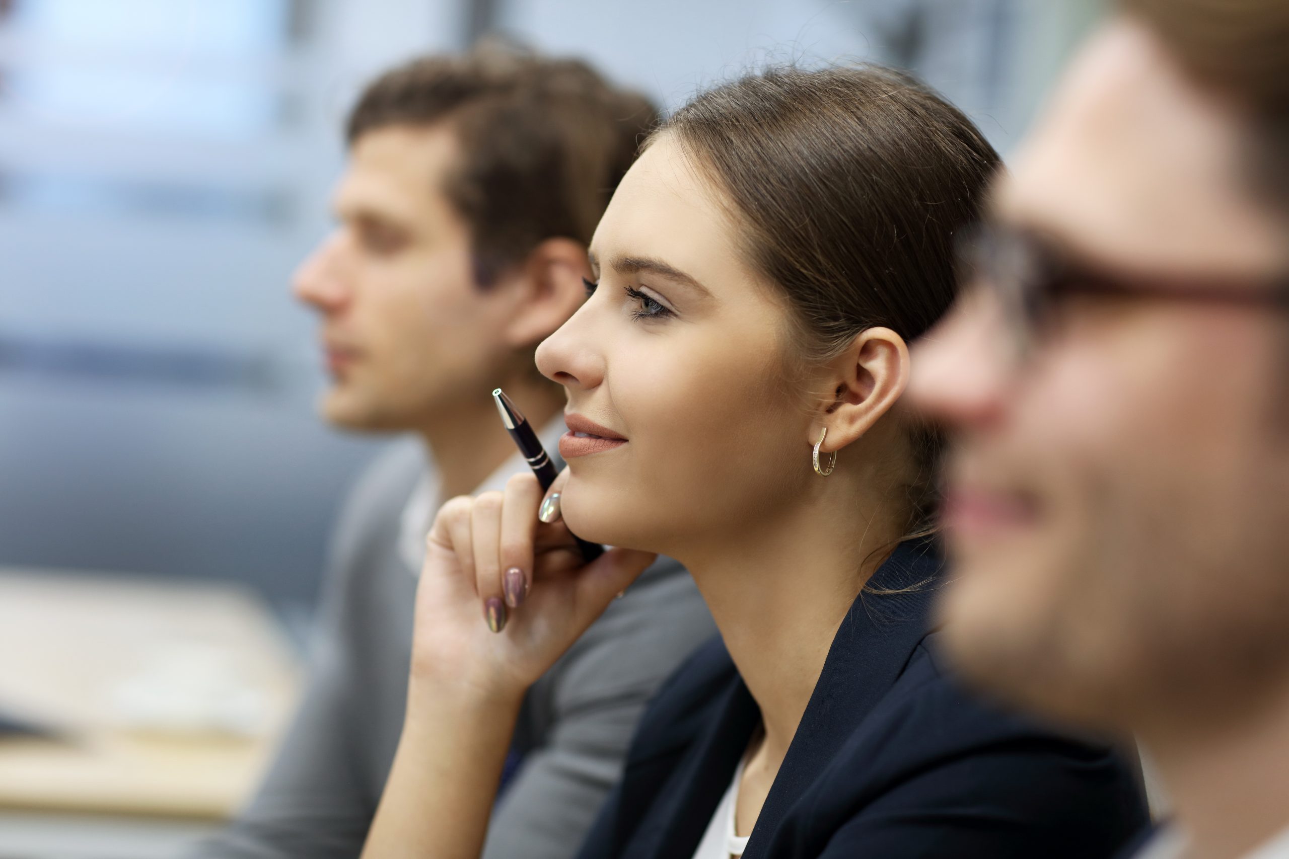 Upskill Now Comunicación no verbal 2 Upskill Now - group of business people attending a conference 2022 05 18 14 57 23 utc scaled